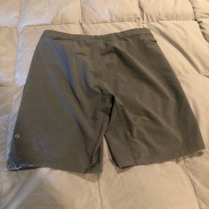 Men’s lululemon shirts. Large. Light grey.